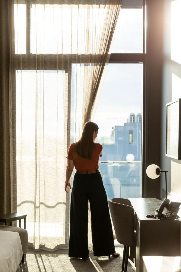 The Mayfair 基督城 外观 照片 A woman opening a curtain