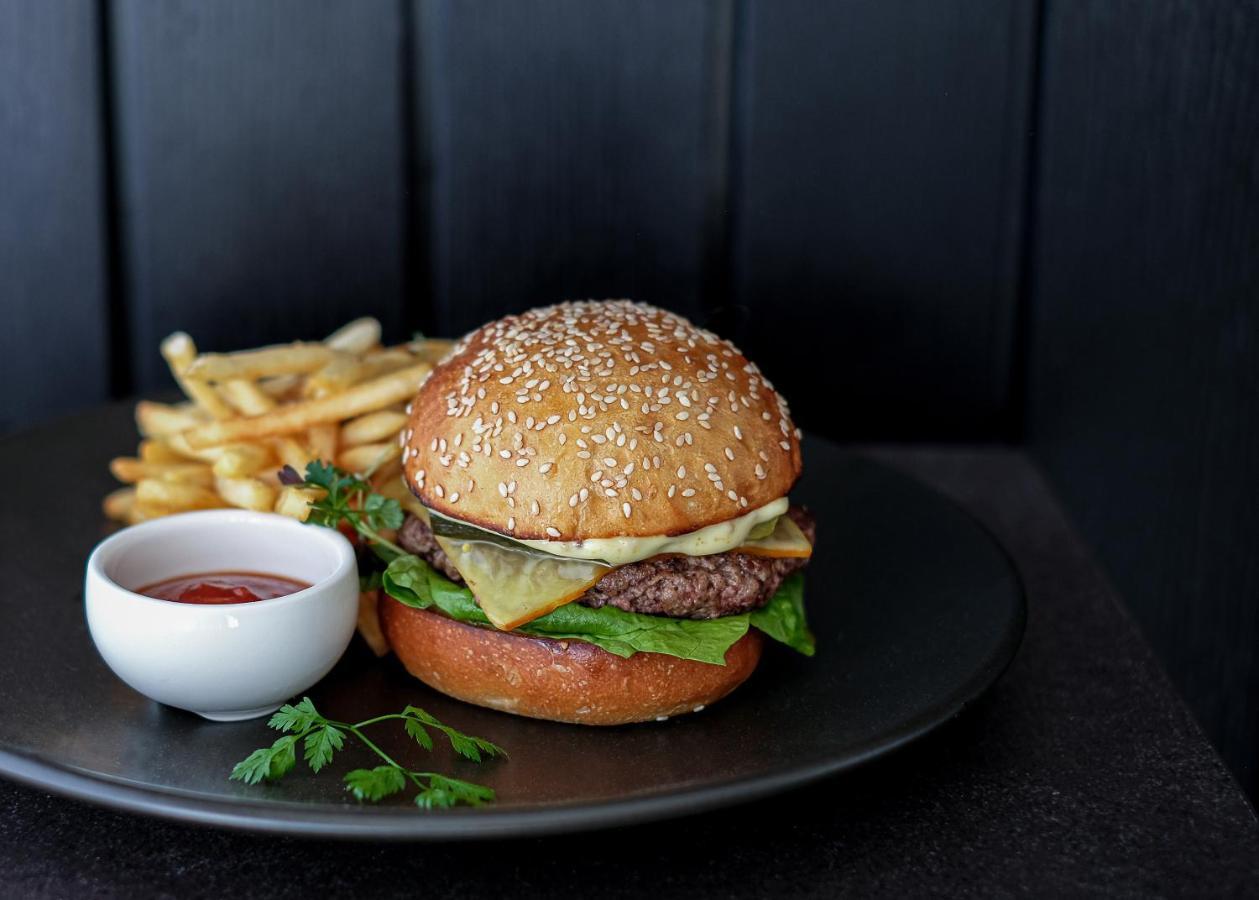 The Mayfair 基督城 外观 照片 A cheeseburger with chips