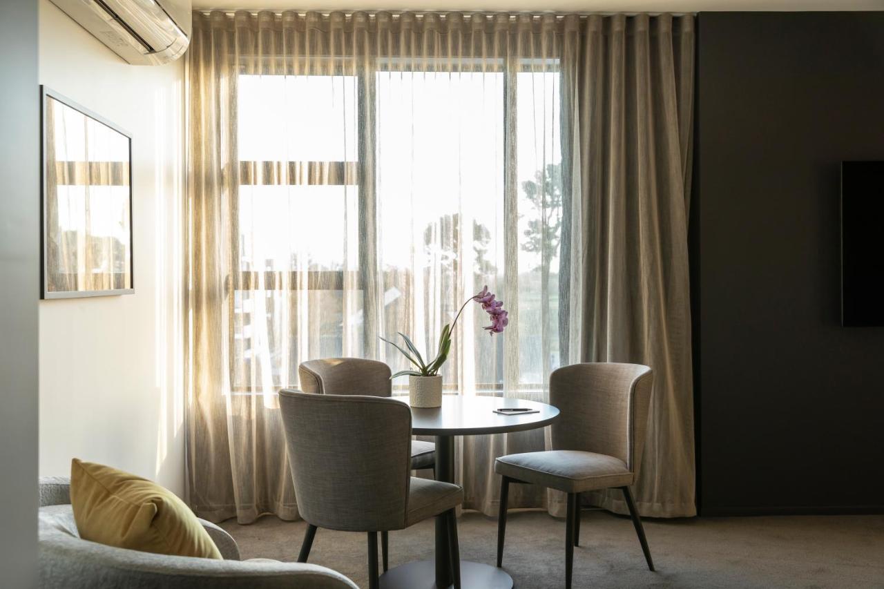 The Mayfair 基督城 外观 照片 A living room with a curtain